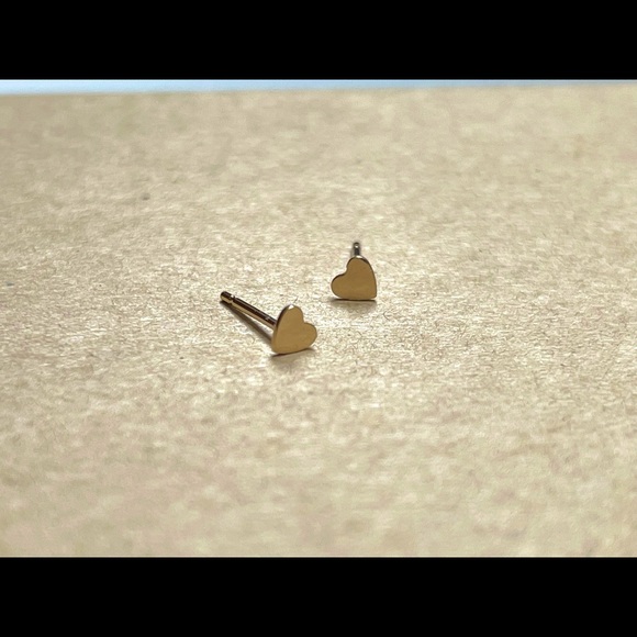 Brand NEW 14K gold-filled tiny heart stud earrings - Picture 3 of 3
